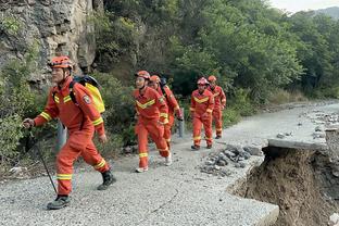 江南的城：上海男篮相关人士辟谣球队与杨鸣接触 主帅仍为刘鹏